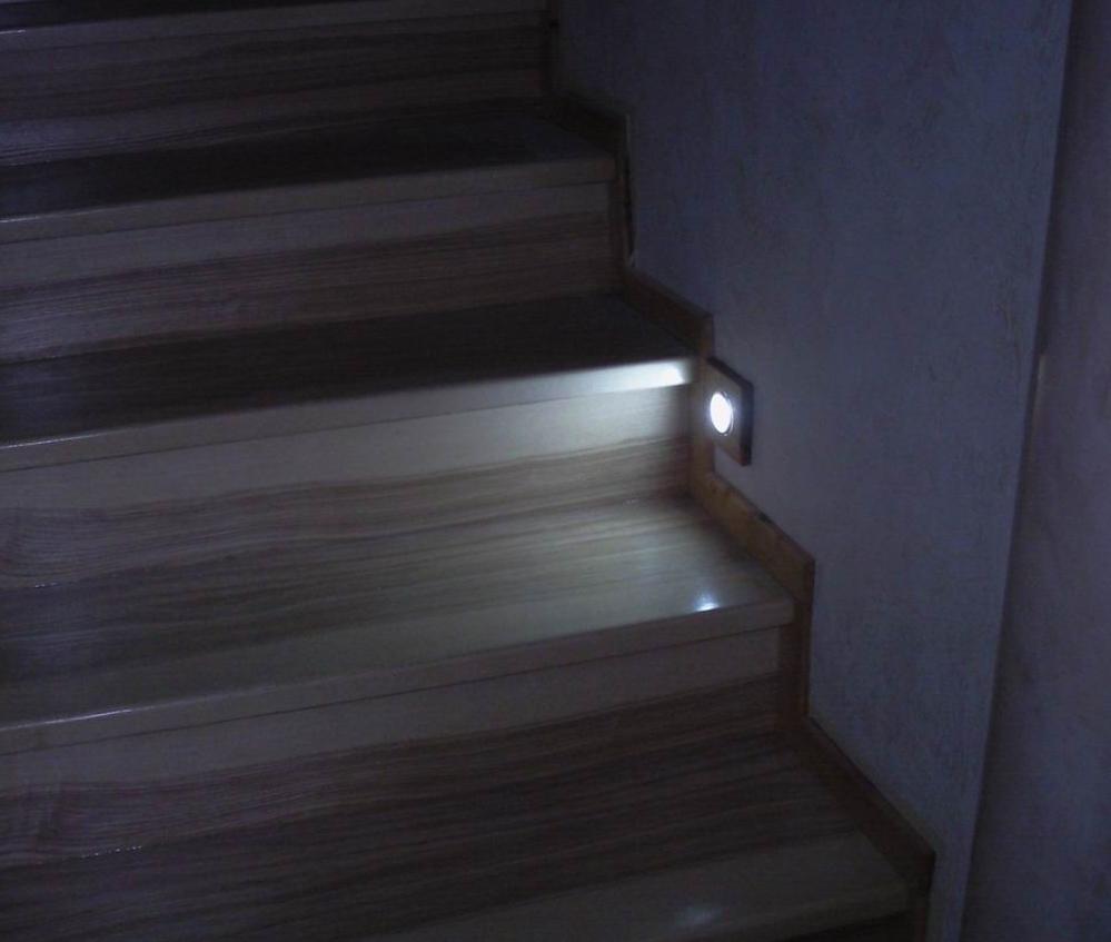 Светильник для подсветки лестницы в работе