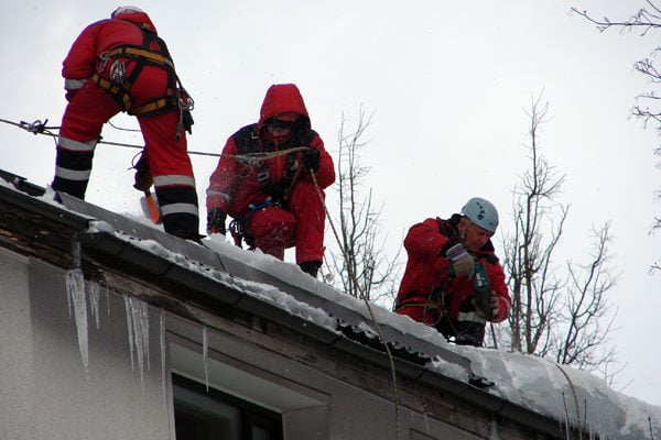 Очищення даху від снігу та криги