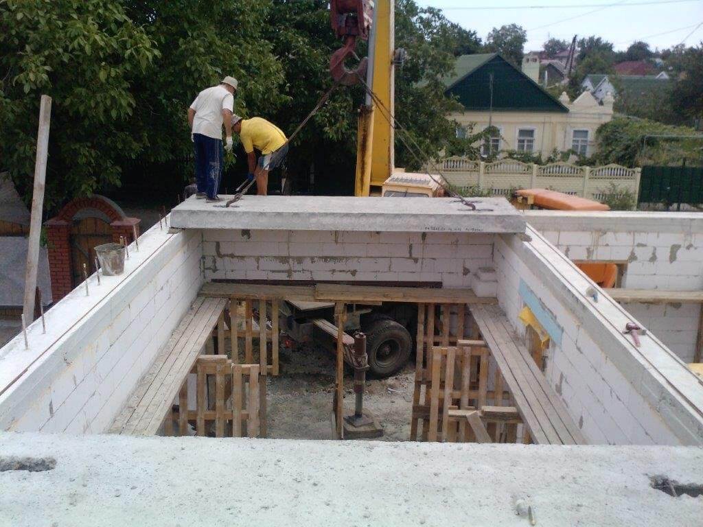 Laying floor slabs on the reinforcement belt