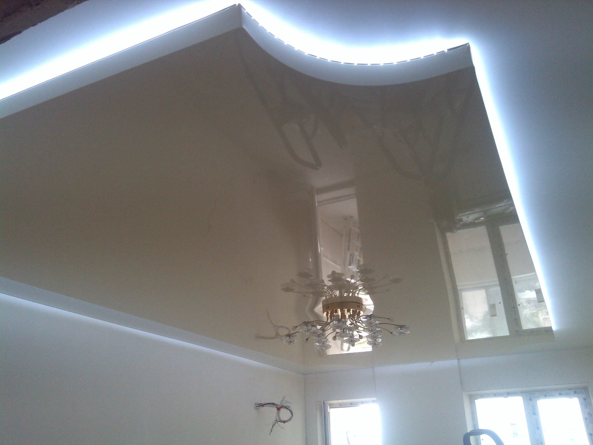 Светодиодная подсветка натяжного потолка изнутри — все преимущества дизайнерского решения