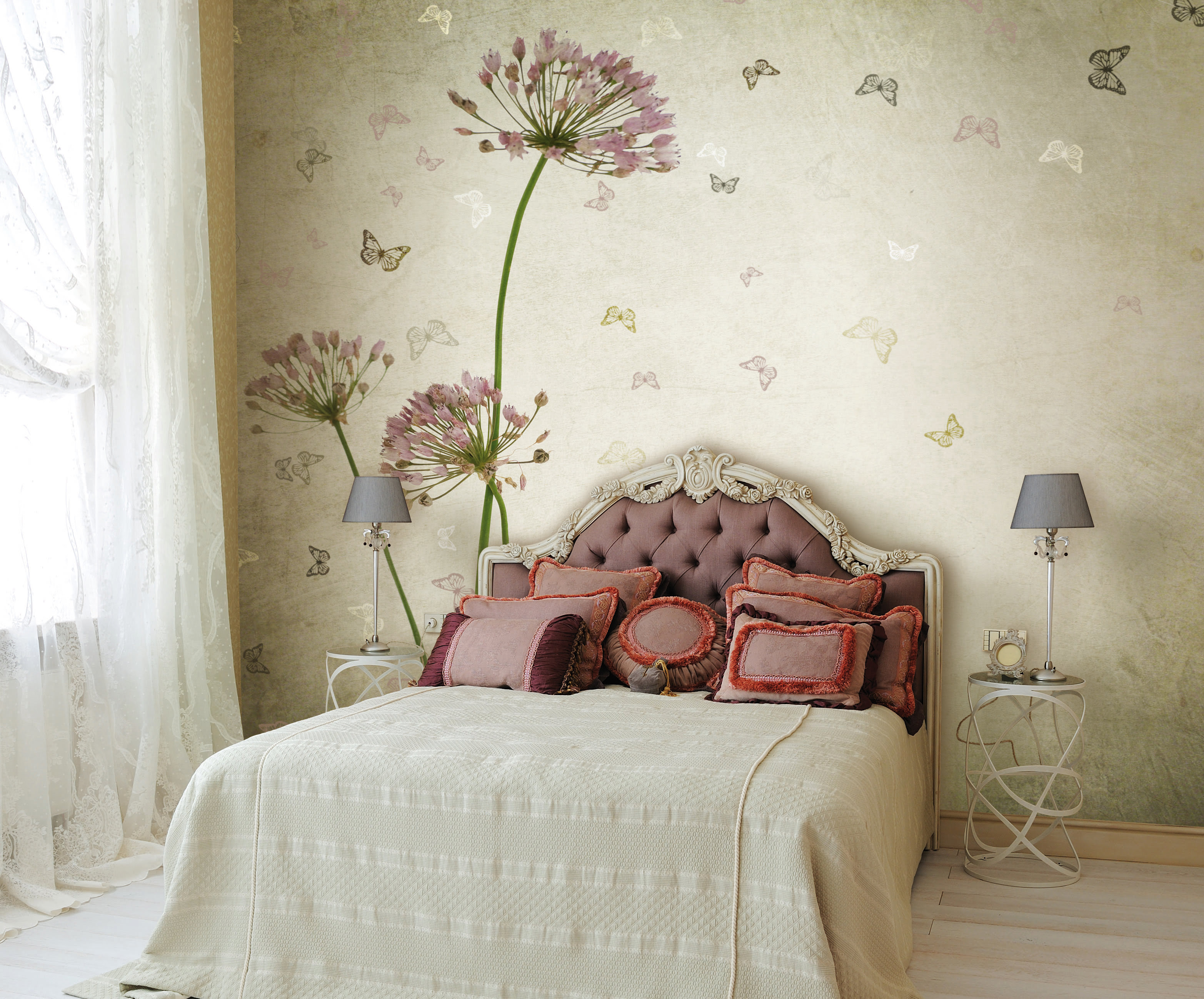 Фотообои с розой в интерьере спальни
