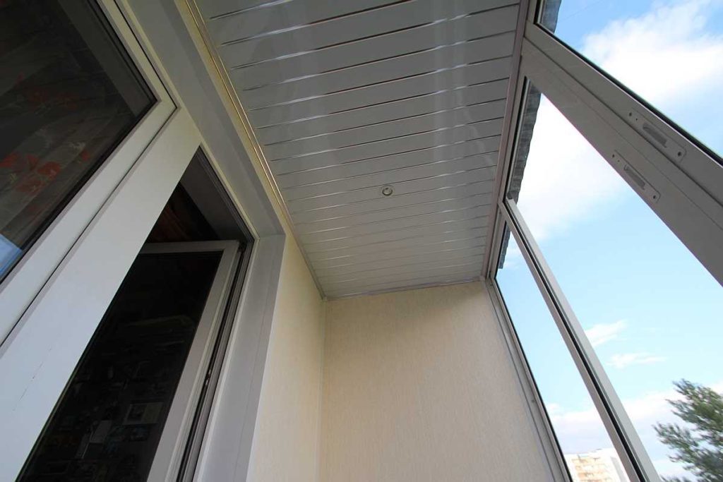 Отделка потолка балкона и лоджии металлическими панелями