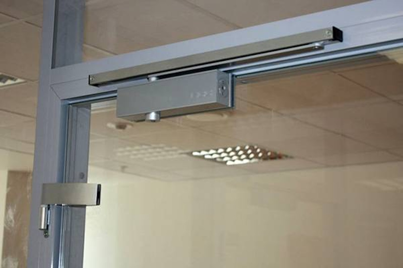 доводчики для стеклянных дверей